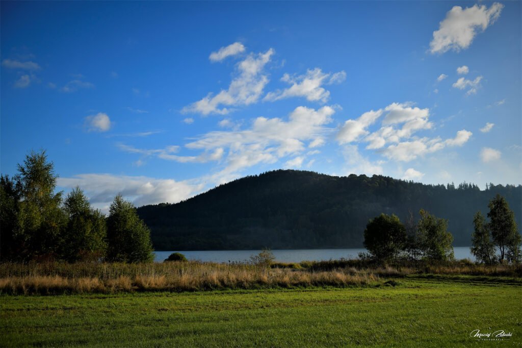 Widok na Jezioro Zalew Bukówka. Domki w Karkonoszach Osada Aurora.