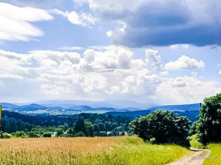 Osada aurora widok na wzgórza wiosna